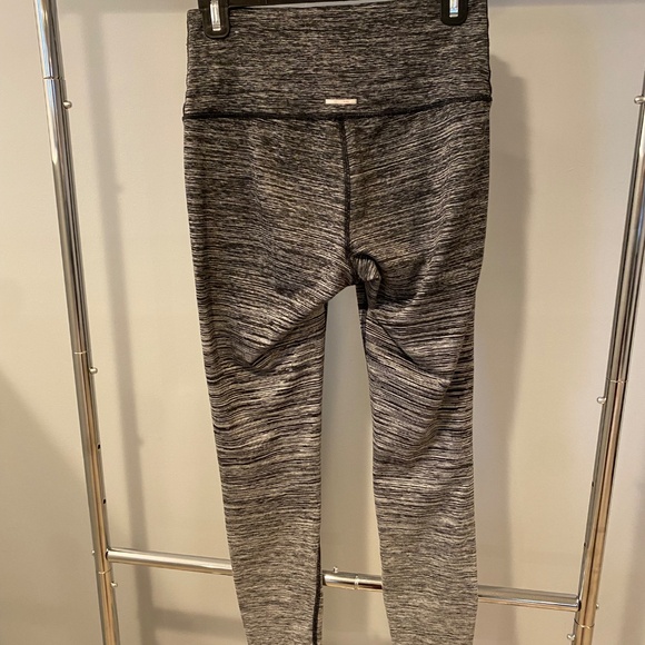 Aerie Chill. Play. Move High Rise Leggings – Gray Space Dye – Size M - Picture 3 of 4